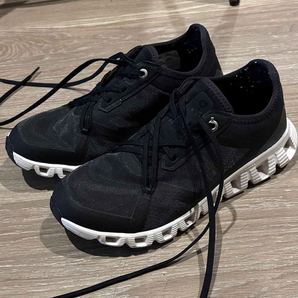 On Cloud Running Women’s Black Sneakers US 7